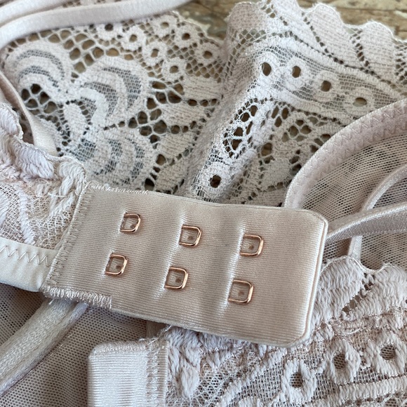 3/$15. Gorgeous little lace bra-let made by hop Lun in size 32C - Picture 6 of 8